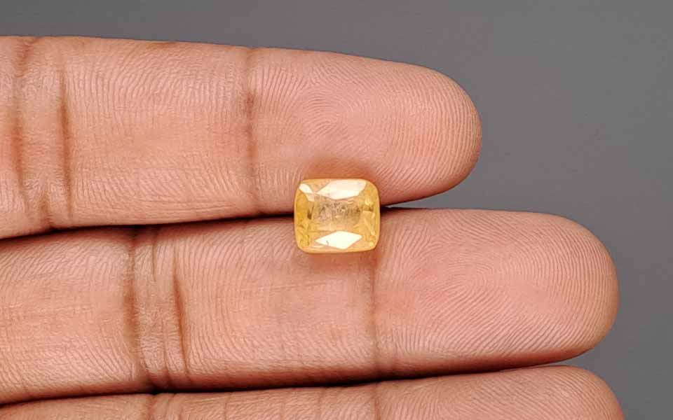 Yellow Sapphire - 4.71 Carat