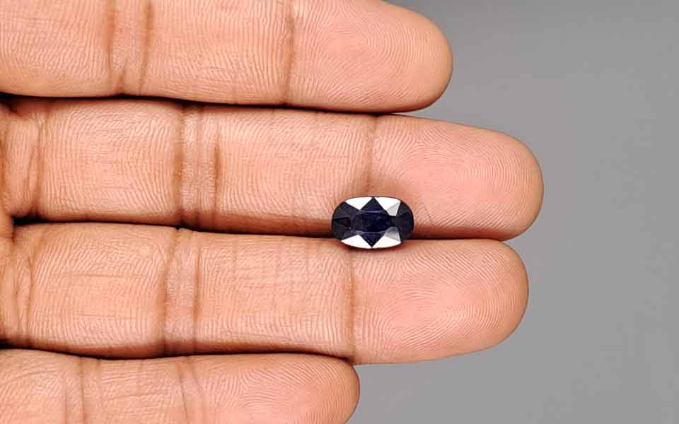 Blue Sapphire - 3.90 Carats