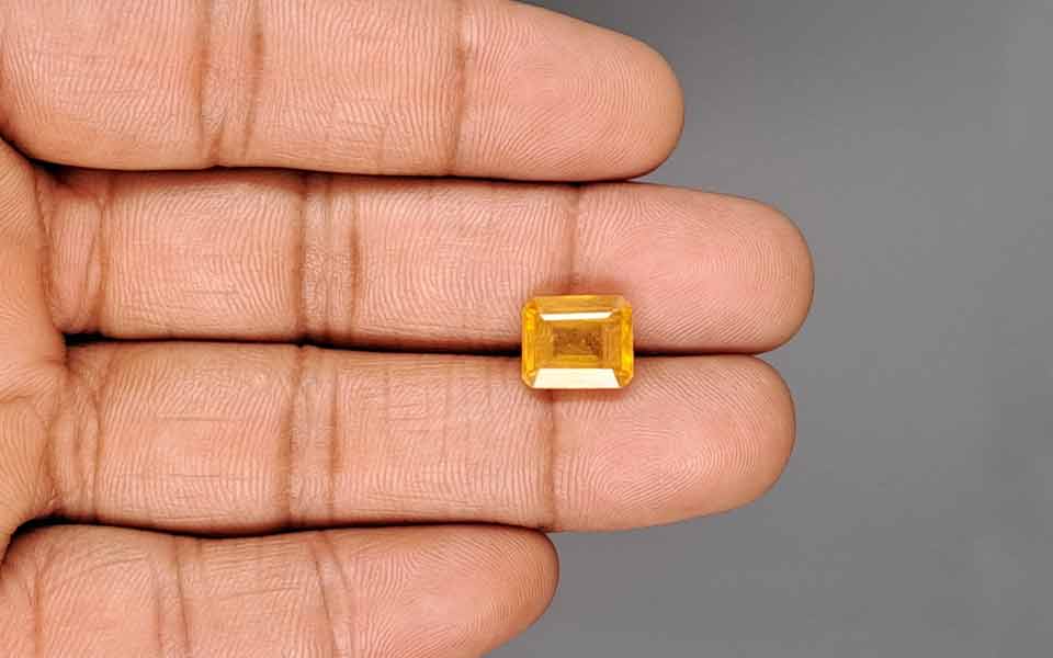 Yellow Sapphire - 5.88 Carats